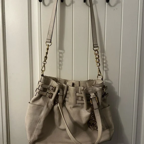 Michael Kors Cream and Gold Shoulder Bag with Elegant Design - Picture 4 of 6